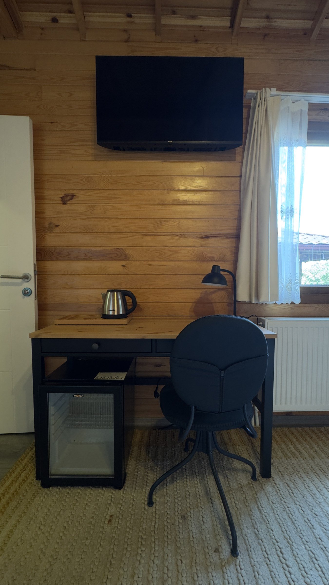Meşe Bungalov çalışma alanı - masa, televizyon ve mini bar