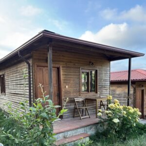 Meşe Bungalov dış görünüm - ahşap bungalov, terası ve sarı güller
